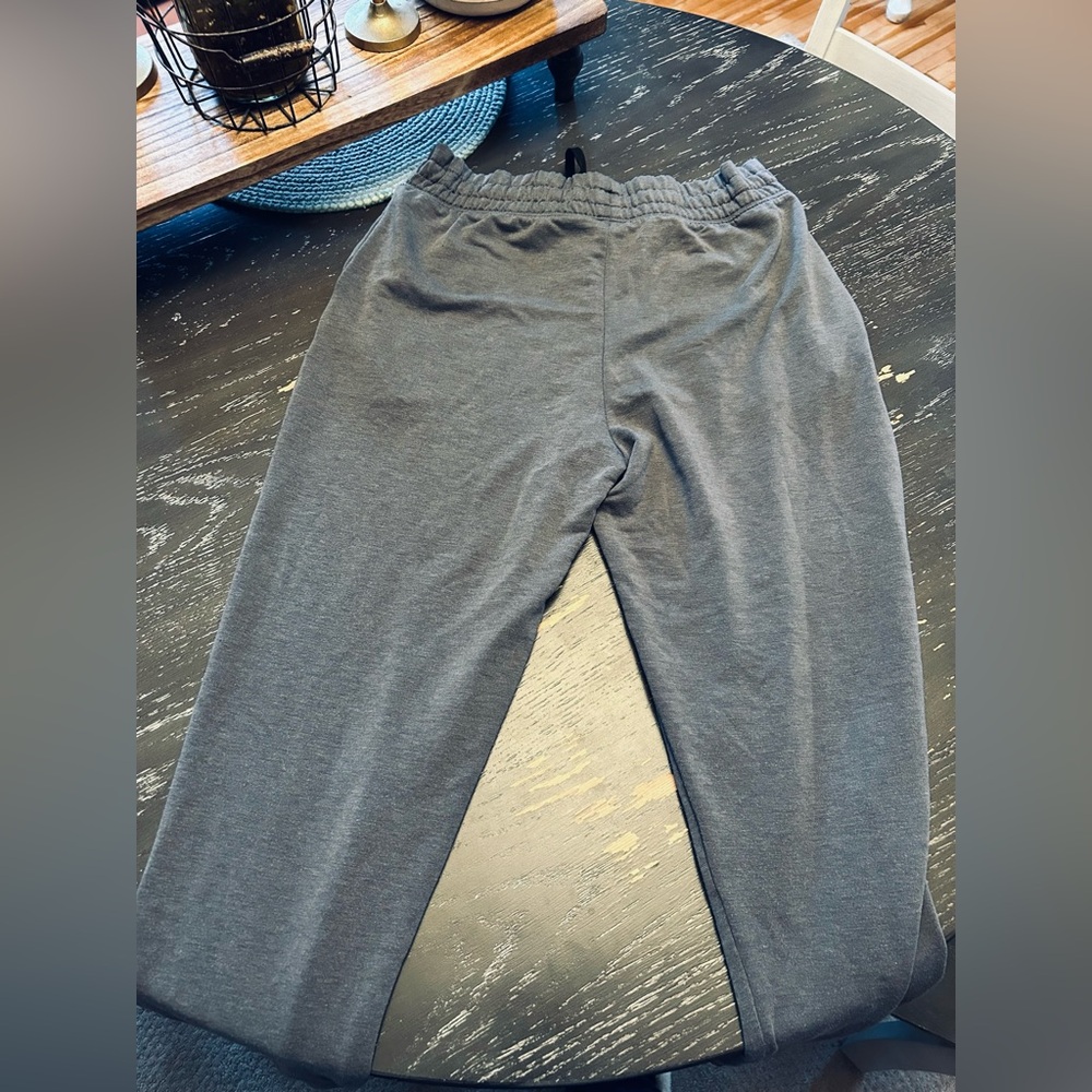Men’s Loose Fit Under Armour grey joggers.  Size Medium - Picture 6 of 6